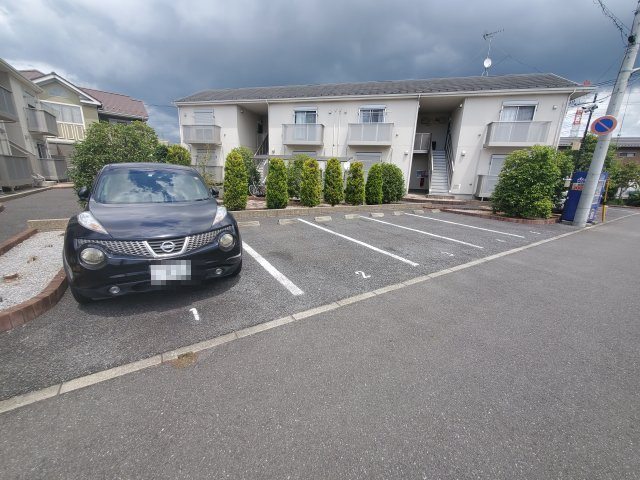 グリーンヴィレッジA棟の駐車場|駐車場に車を止められます