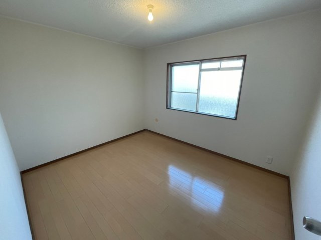 メゾン千代田の子供部屋|明るい洋室♪お子様の一人部屋デビューにもいいですね♪