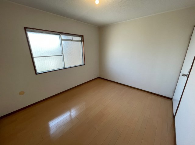 メゾン千代田の子供部屋|明るい洋室♪お子様の一人部屋デビューにもいいですね♪