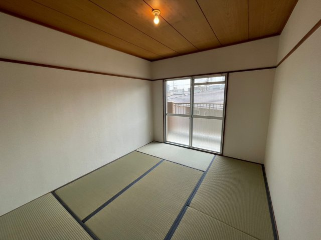 メゾン千代田の和室|バルコニーに面している明るくて開放感のある和室です♪