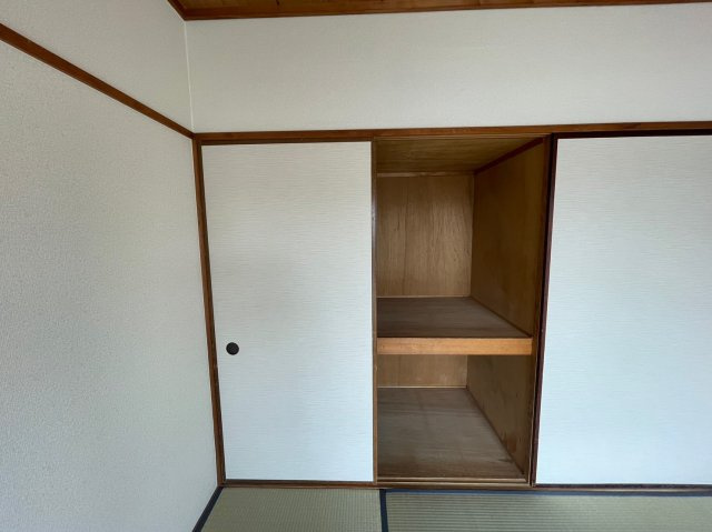 メゾン千代田の収納|出し入れのしやすい押入。布団や座布団などの収納に便利です。