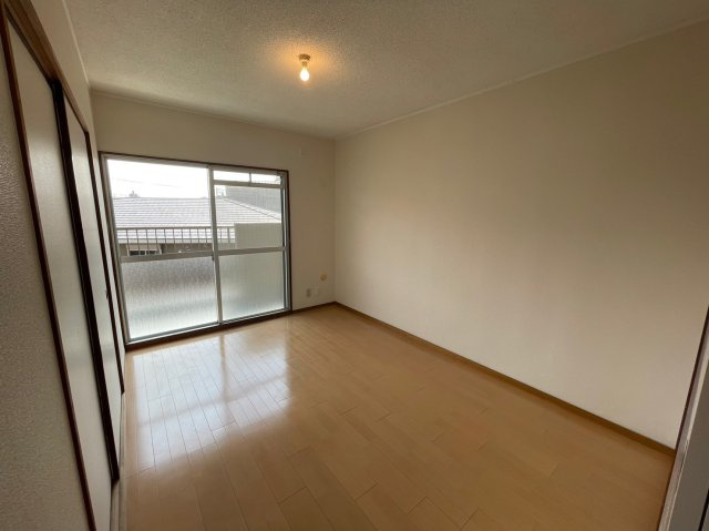 メゾン千代田の洋室|バルコニーに面した明るいお部屋で、一人で過ごす時間も大切にできます。