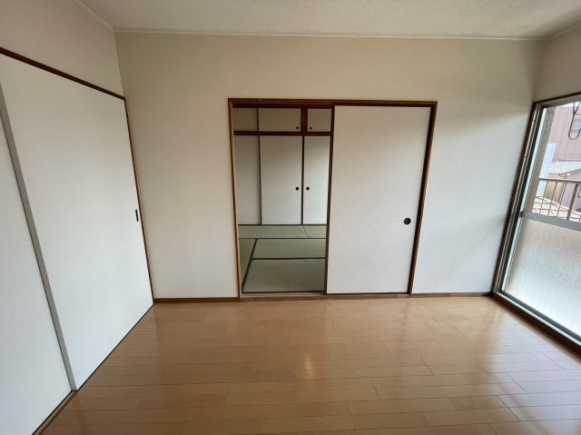 メゾン千代田の洋室|隣の和室と繋がる洋室です。