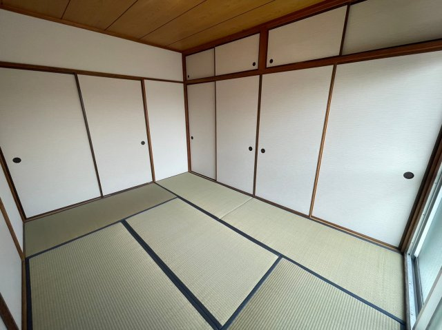 メゾン千代田の寝室|押入付きの和室。お子様のお昼寝や来客のお泊りにもすぐに対応ができます！
隣の洋室と繋がる和室です。