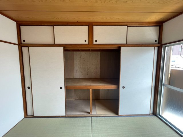 メゾン千代田の収納|出し入れのしやすい押入。布団や座布団などの収納に便利です。