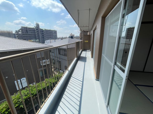 メゾン千代田のバルコニー|陽当たりのいい幅広タイプのバルコニー♪天気のいい日はお布団や洗濯物をたくさん干せます♪
