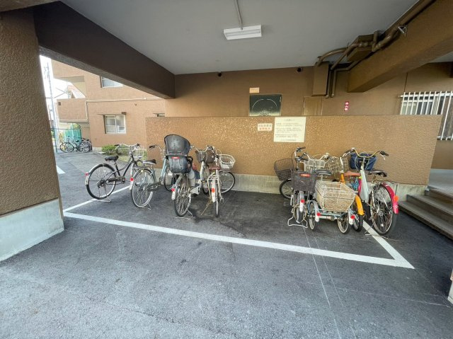 メゾン千代田の駐輪場|駐輪場。屋根があるので雨に濡れる心配がないですね！