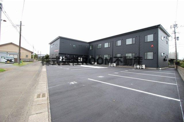 ネストプレイス高木の駐車場