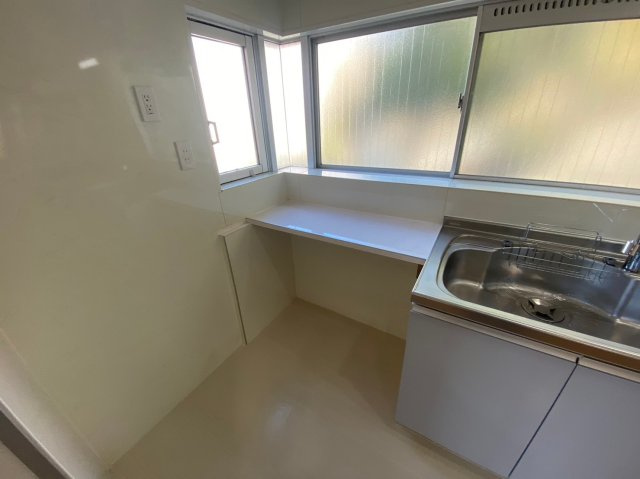 三旺マンション本山のキッチン|キッチンには窓があり、使い方いろいろカウンター付きです♪