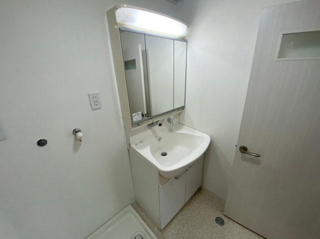 三旺マンション本山の独立洗面台|暮らしを快適にする三面鏡仕様の洗面化粧台