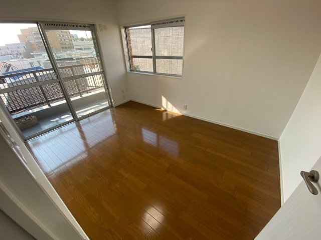 三旺マンション本山の洋室|バルコニーに面した洋室です【6帖】