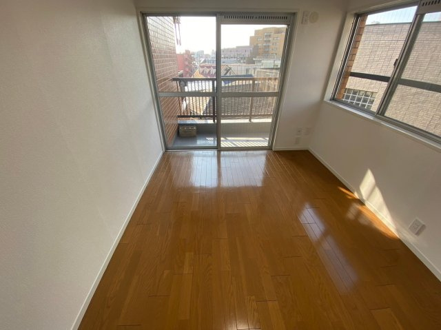 三旺マンション本山の洋室|大きな窓からたっぷりと陽光が注がれる明るい空間【6帖】