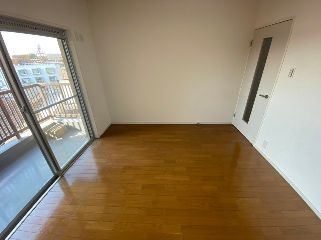 三旺マンション本山の寝室|広くて明るい寝室【6.9帖】