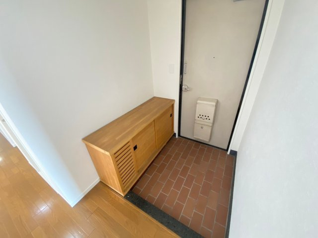 三旺マンション本山の玄関|玄関横にシューズボックスがついているので、片付いた玄関がキープできます