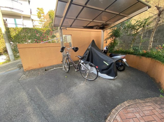 三旺マンション本山の駐輪場|屋根付きの自転車置き場です♪