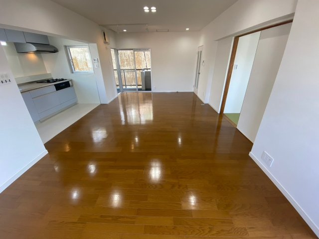 三旺マンション本山の居間・リビング|明るい雰囲気が心地よいリビング♪採光良好です！