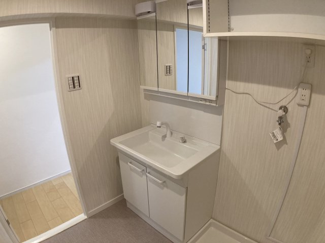 三旺マンション第三東山の独立洗面台|三面鏡の付いた独立洗面台。
朝の忙しい時間でも並んで歯が磨けますよ♪