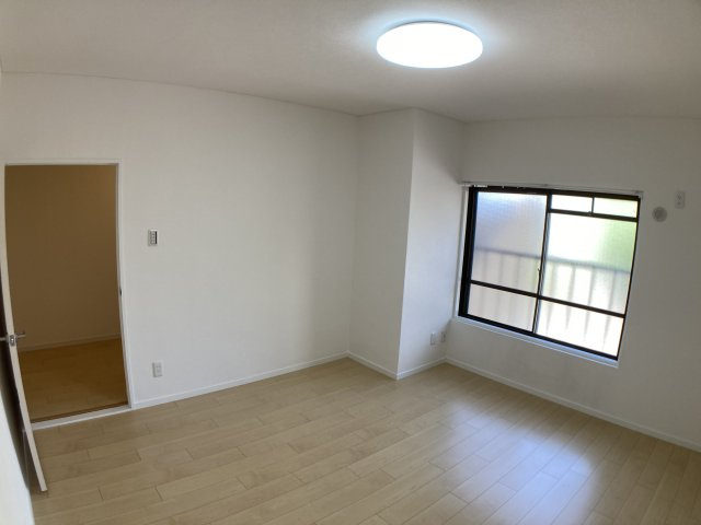 三旺マンション第三東山の洋室|8.3畳の洋室です。
北西側のお部屋になります。