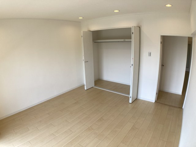 三旺マンション第三東山の寝室|8.4畳の洋室です。
南西側のお部屋になります。
収納スペースは広めです！！