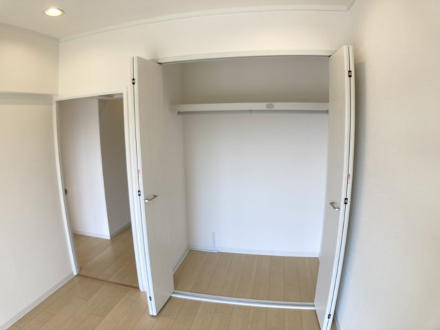 三旺マンション第三東山の洋室|5.8畳の洋室です。
南東側のお部屋になります。
収納スペースは広めです！！