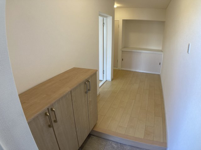 三旺マンション第三東山の収納|広めの玄関口で、正面には収納付きのカウンターがあります。