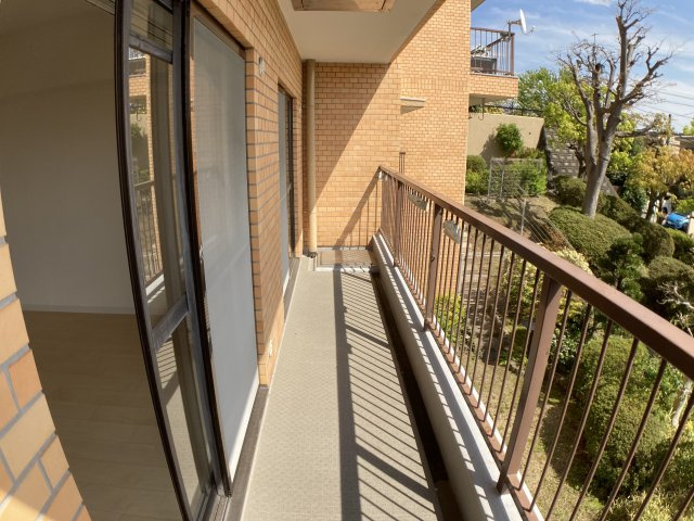 三旺マンション第三東山のバルコニー|南側、隣の部屋と一続きになっているバルコニーです。