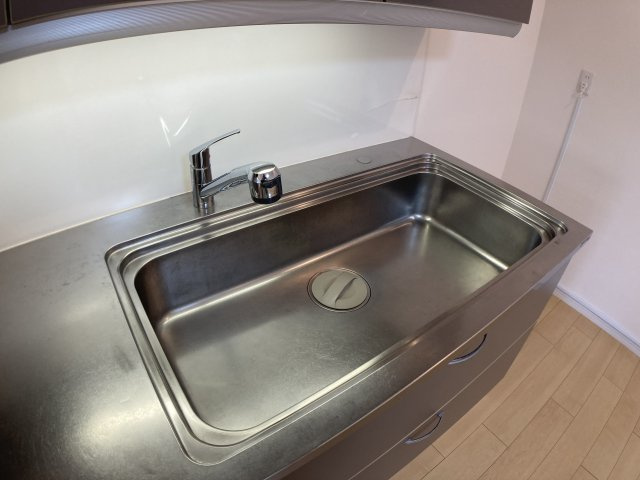 三旺マンション第三東山のキッチン|かなり大きめのシンクですので、洗い物をするのに快適です。
