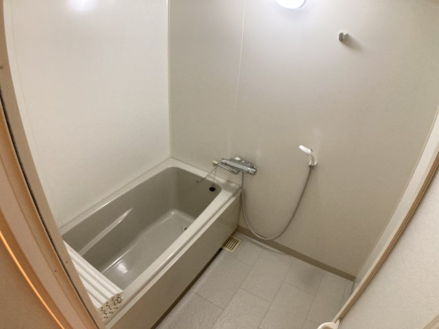 三旺マンション第三東山の浴室|広めの浴室になっております