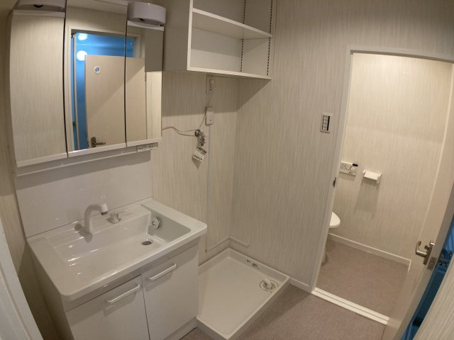 三旺マンション第三東山の脱衣所|洗面エリアの全体写真です。
右側にお風呂があります。