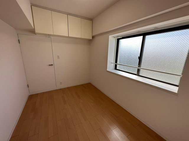 藤和シティコープ平和が丘の洋室|大きな窓からたっぷりと陽光が注がれる明るい空間