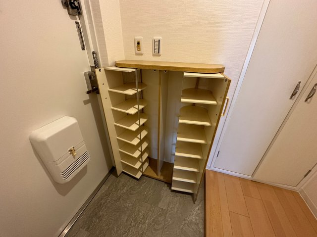 藤和シティコープ平和が丘の収納|玄関横にシューズボックスがついているので、片付いた玄関がキープできます