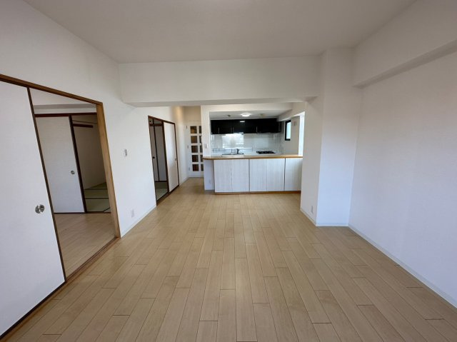 藤和シティコープ平和が丘の居間・リビング|ナチュラルな木目調の床から木のぬくもりを感じられる広々としたリビングルーム♪