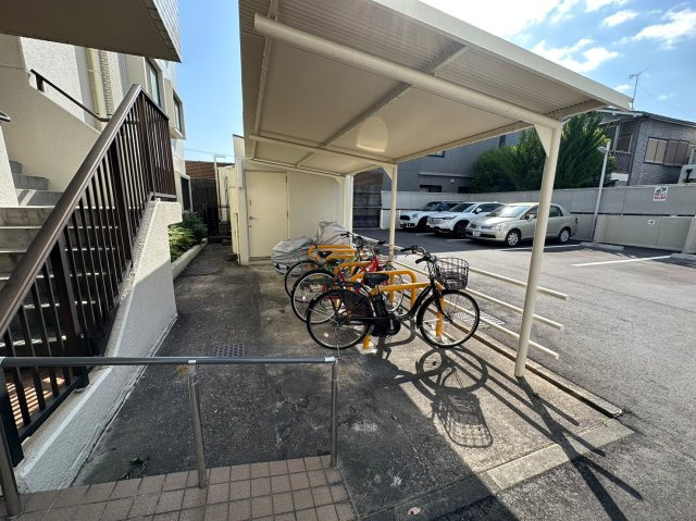 藤和シティコープ平和が丘の駐輪場|屋根付きの自転車置き場です