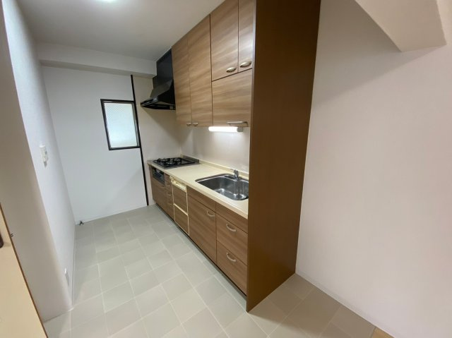 ユニーブルマンション本郷台のキッチン|大容量の収納付きシステムキッチン♪