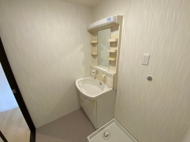 ユニーブルマンション本郷台の独立洗面台|収納力と使いやすさを兼ね備えた、明るさと清潔感があふれる洗面所です。