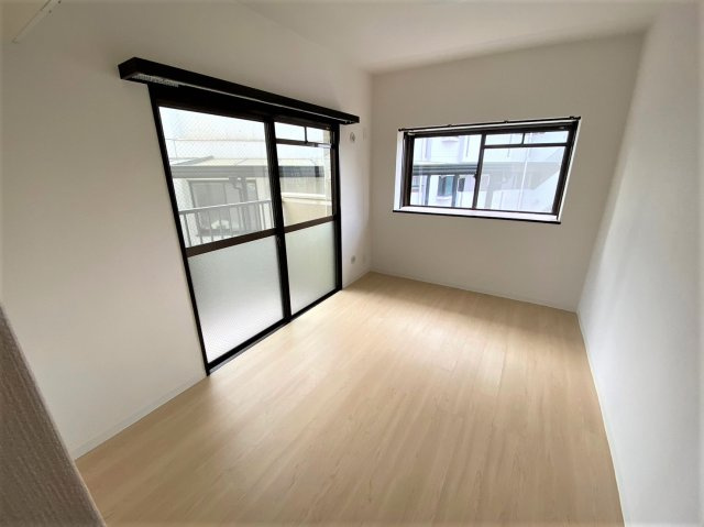 ユニーブルマンション本郷台の洋室|和室がひろがる居住スペース