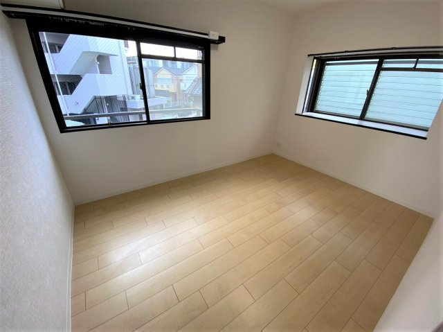 ユニーブルマンション本郷台の子供部屋|2面採光の明るい洋室