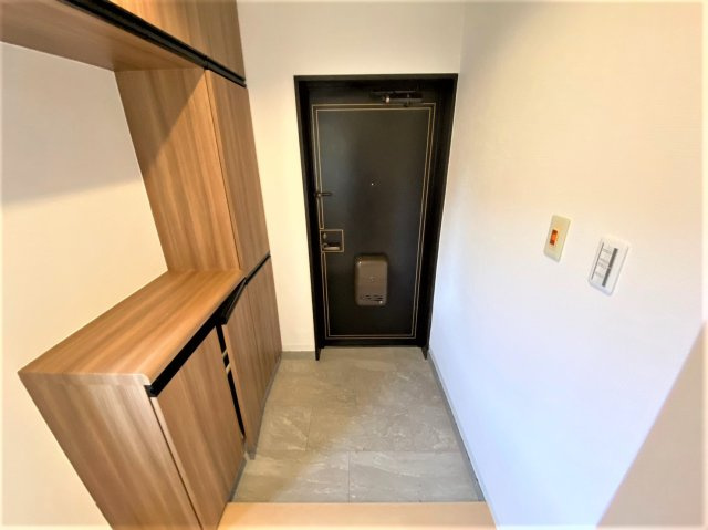 ユニーブルマンション本郷台の玄関|明るく広い玄関には収納力に優れたシューズボックス！靴をスッキリと
整頓することができます。
