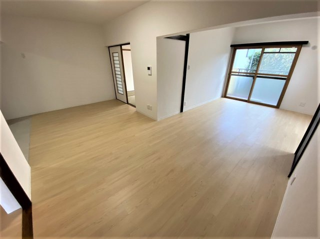 ユニーブルマンション本郷台のダイニング|明るくにぎやかな家族にふさわしい、日差しあふれるLDK