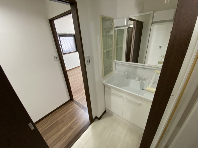 パラローク香流の独立洗面台|ゆとりの洗面スペースで朝の身支度も快適スムーズに。