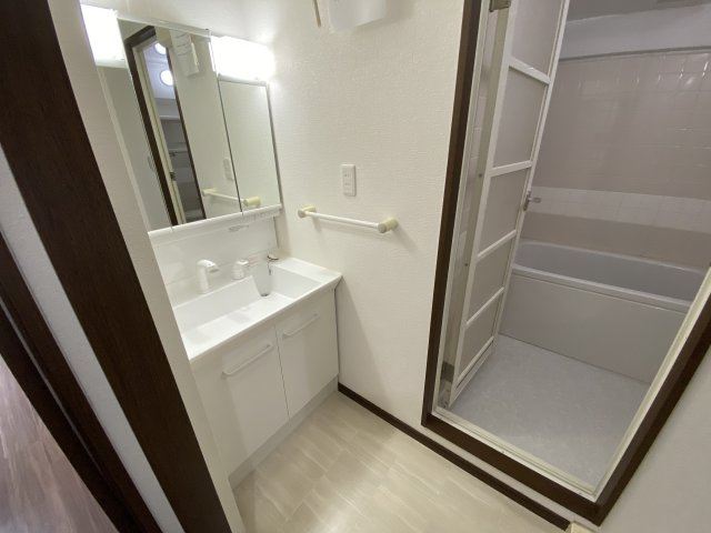 パラローク香流の独立洗面台|収納力と使いやすさを兼ね備えた、明るさと清潔感があふれる洗面所です。