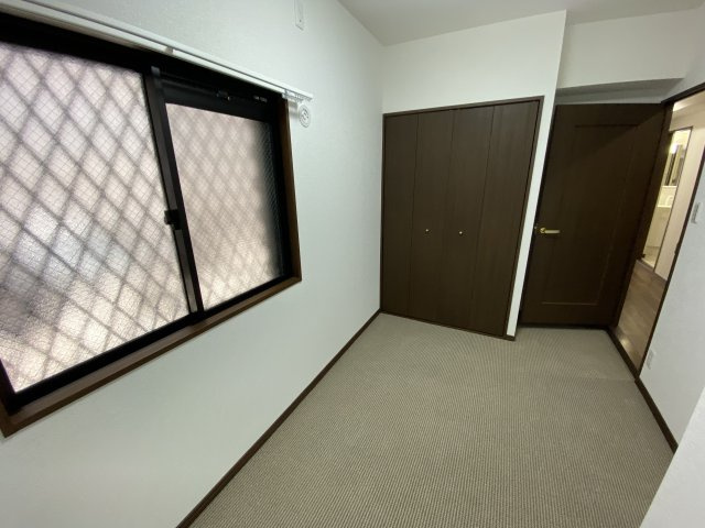 パラローク香流の洋室|窓からたっぷりと陽光が注がれる明るく快適なプライベート空間となっています。【4.7帖】