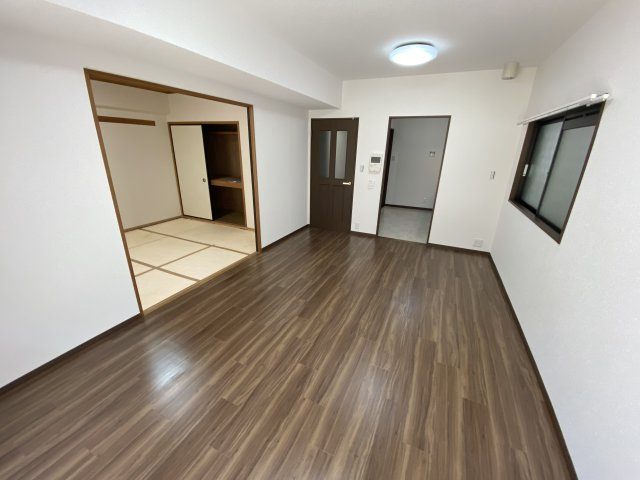 パラローク香流の居間・リビング|ナチュラルな木目調の床から木のぬくもりを感じられる広々としたリビングルーム♪