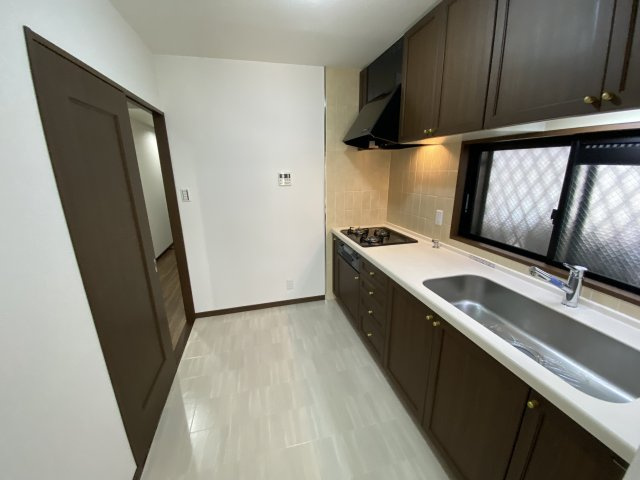 パラローク香流のキッチン|自然光が入る窓のあるキッチン