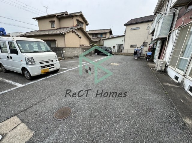 姫路市飾磨区中島のハイツの駐車場