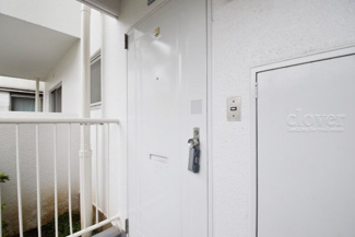 【その他共用部分】 | 皆様をお迎えする、お部屋の玄関ドア。開けやすさや開放角度、ドアノブの操作しやすさや鍵の形状などを、現地で一度ご確認ください。～即日のご見学可能～　お問合せはお気軽にどうぞ。
