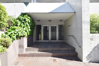 【エントランス】 | お客様を、そして住人を出迎えてくれるマンションのエントランス。ゴミが落ちていないことからも、管理状態の良さや住民の節度の高さが見て取れます。～即日のご見学可能～　お問合せはお気軽にどうぞ。

