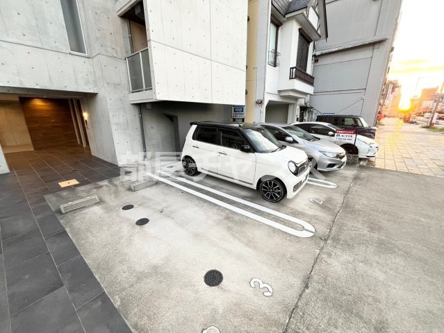 ArtizA浅間町の駐車場