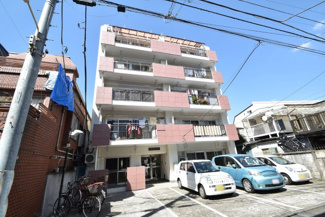【外観】 | さほど大きなサイズではありませんが、清潔感があり、好感の持てるマンション外観。ぜひ一度、現地でご覧ください。～即日のご見学可能～　お問合せはお気軽にどうぞ。
