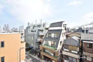 【展望】 | 眼前に広がる空の雄大さと、このお部屋の自慢の一つである「眺望」をご覧ください。毎日、この景色を独り占めできる新生活に夢が広がります。～即日のご見学可能～　お問合せはお気軽にどうぞ。
